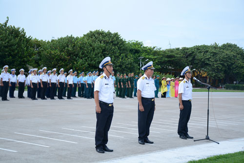 Thiêng liêng giây phút chào cờ trên đảo Trường Sa lớn
