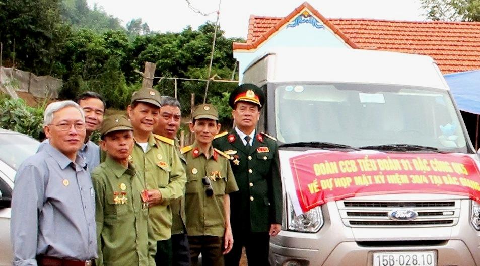 Giúp đỡ nhau như lúc ra trận
