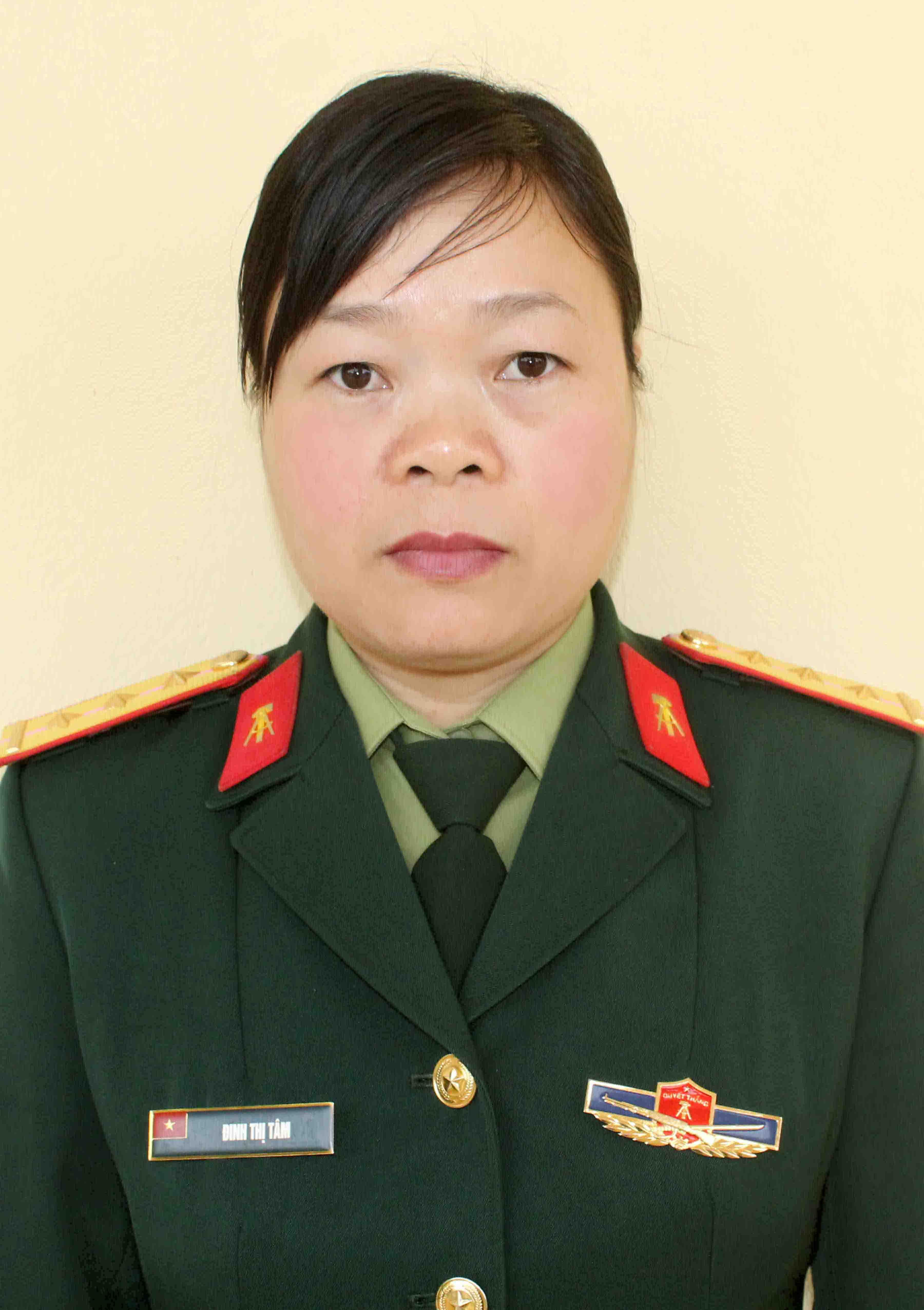 Nữ quân nhân với tấm lòng thơm thảo 