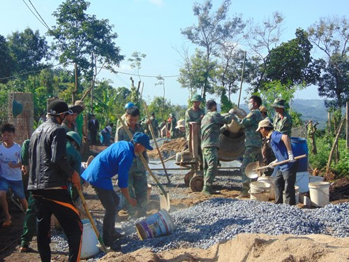 GIÚP NÔNG DÂN THỰC HIỆN TIÊU CHÍ MÔI TRƯỜNG
