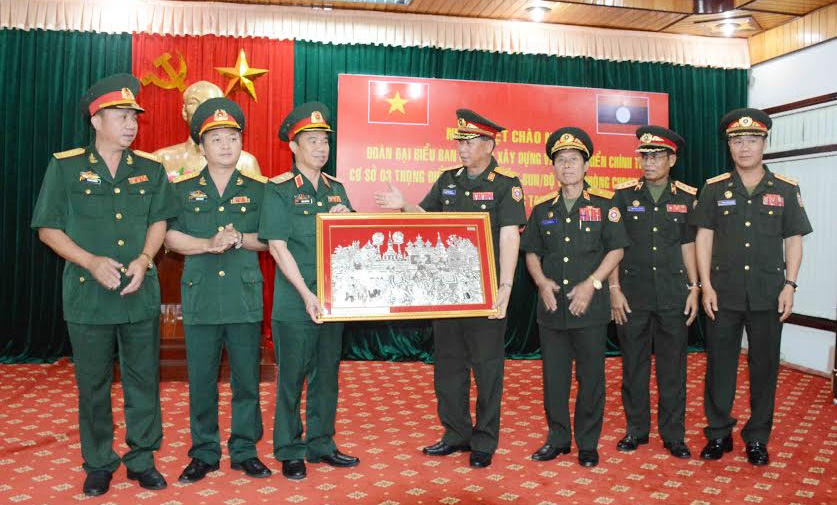 Đoàn cán bộ - Bộ Quốc phòng nước CHDCND Lào sang thăm và làm việc với Binh đoàn 15

