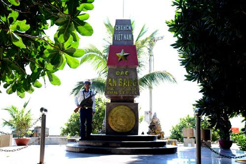 Chiến sĩ hải quân canh gác bên cột mốc chủ quyền.