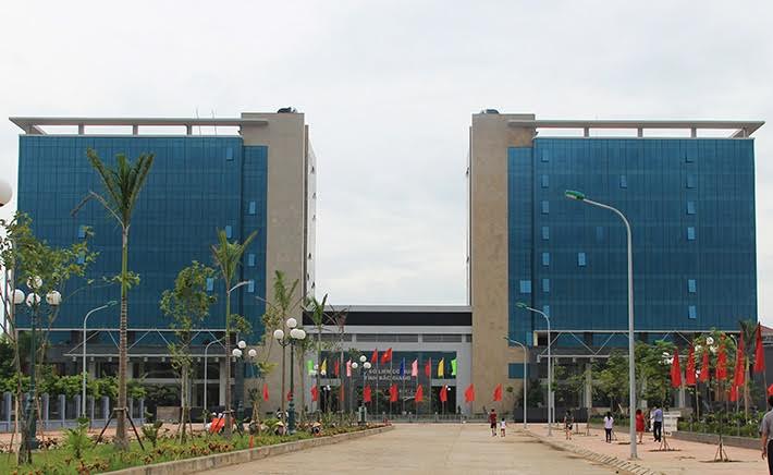 Dư thừa cấp phó, đổ lỗi do... lịch sử?
