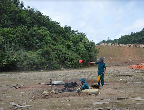 Gắn công tác huấn luyện với vận động quần chúng
