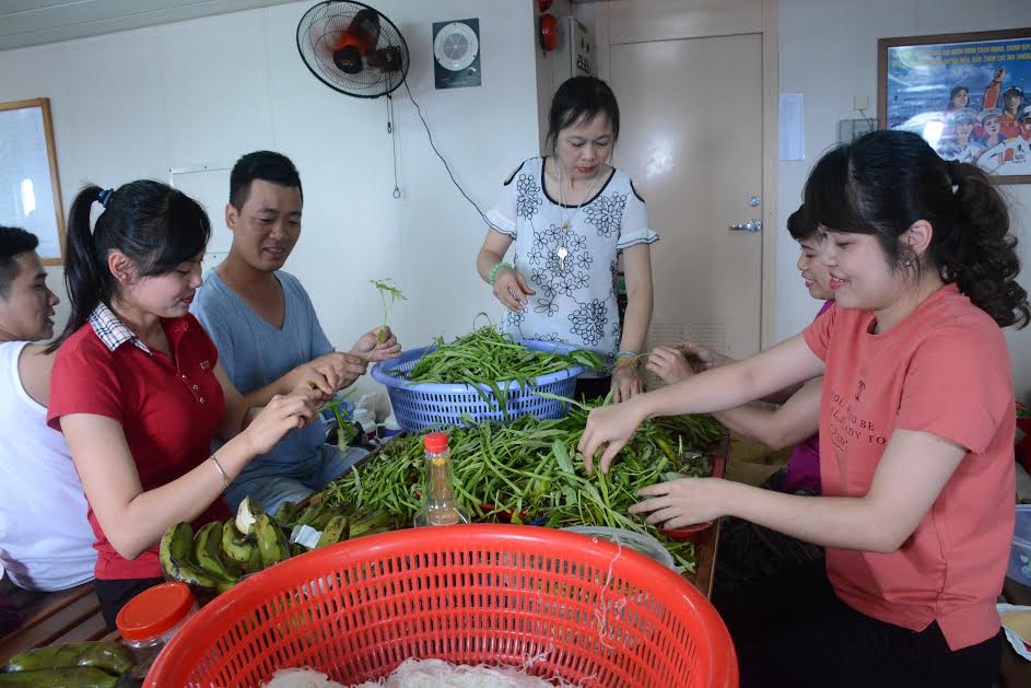 Những “anh nuôi” tận tụy trên tàu Trường Sa 571