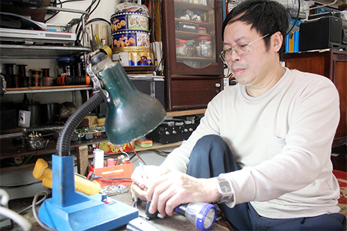 Người thương binh với đôi bàn tay tài hoa và tấm lòng nhân hậu