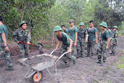 Giúp địa phương làm đường giao thông nông thôn