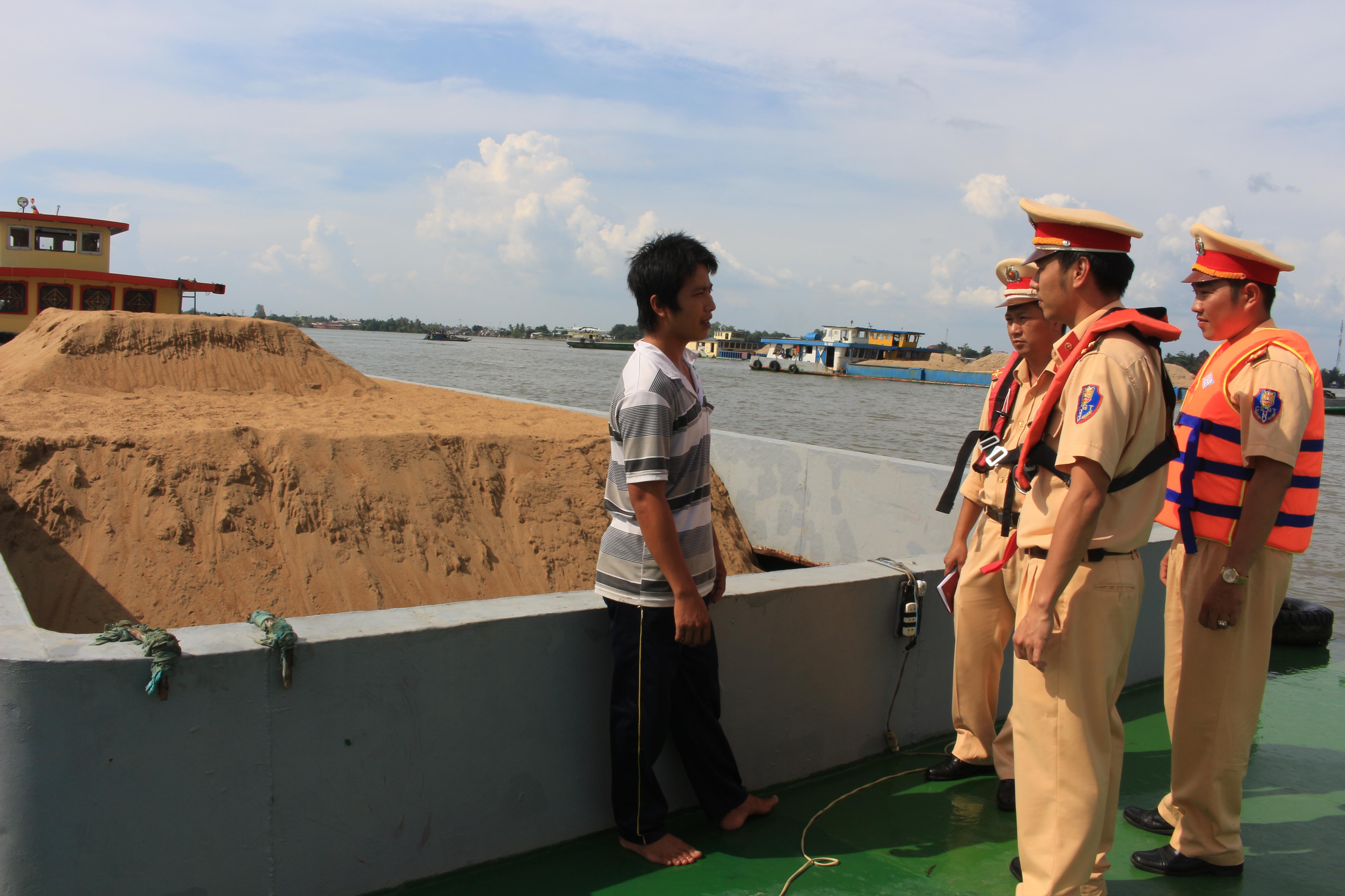 Đồng bằng sông Cửu Long: Những chiêu trò lách luật trong khai thác cát