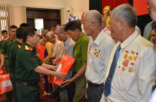 Bộ Quốc phòng gặp mặt Đoàn đại biểu người có công tỉnh Bạc Liêu