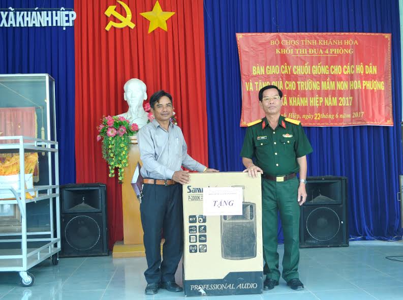 Bộ CHQS tỉnh Khánh Hòa: Thăm và tặng quà cho người dân xã Khánh Hiệp