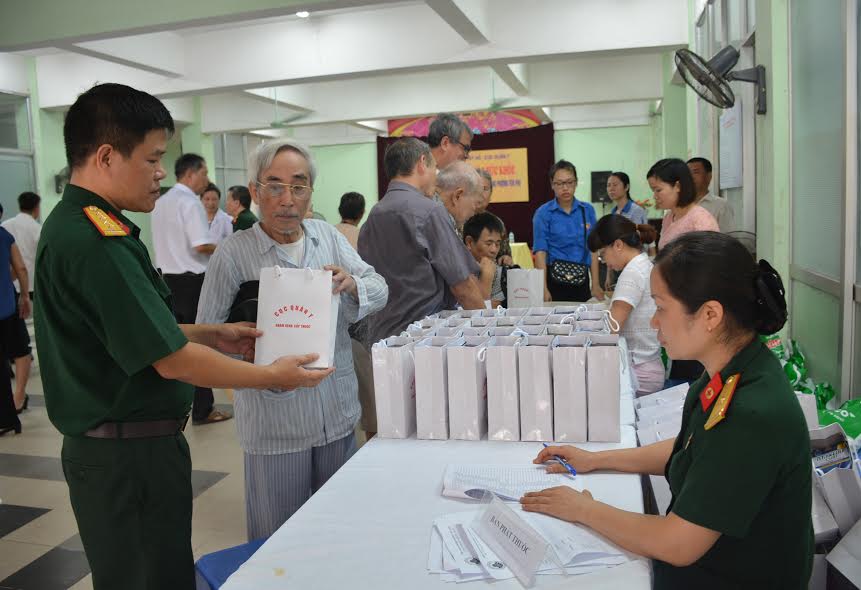 Cục Quân y khám bệnh, cấp thuốc miễn cho các đối tượng chính sách quận Tây Hồ
