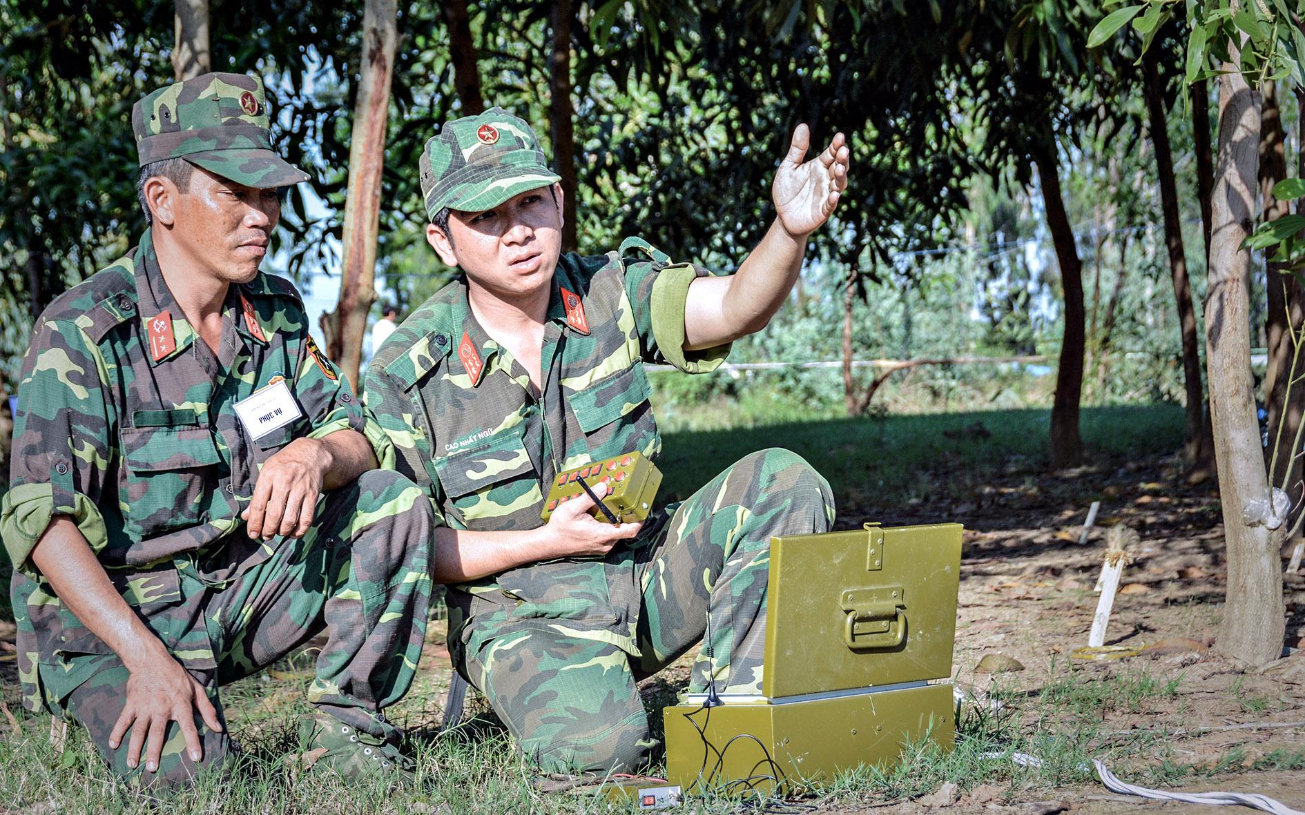 Chế tạo máy điều khiển gây nổ từ xa phục vụ huấn luyện
