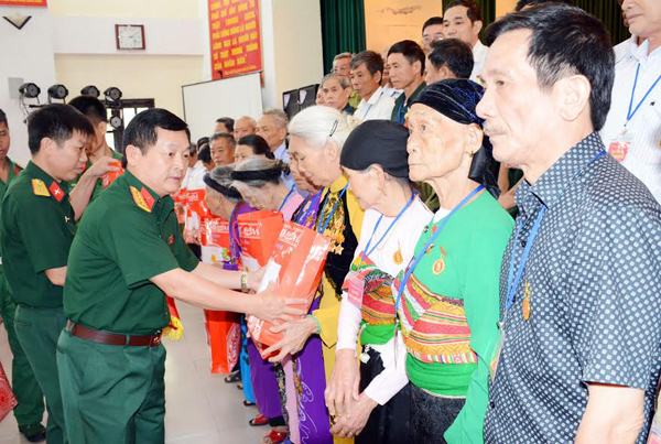 Bộ Quốc phòng gặp mặt Đoàn đại biểu người có công tỉnh Thanh Hóa