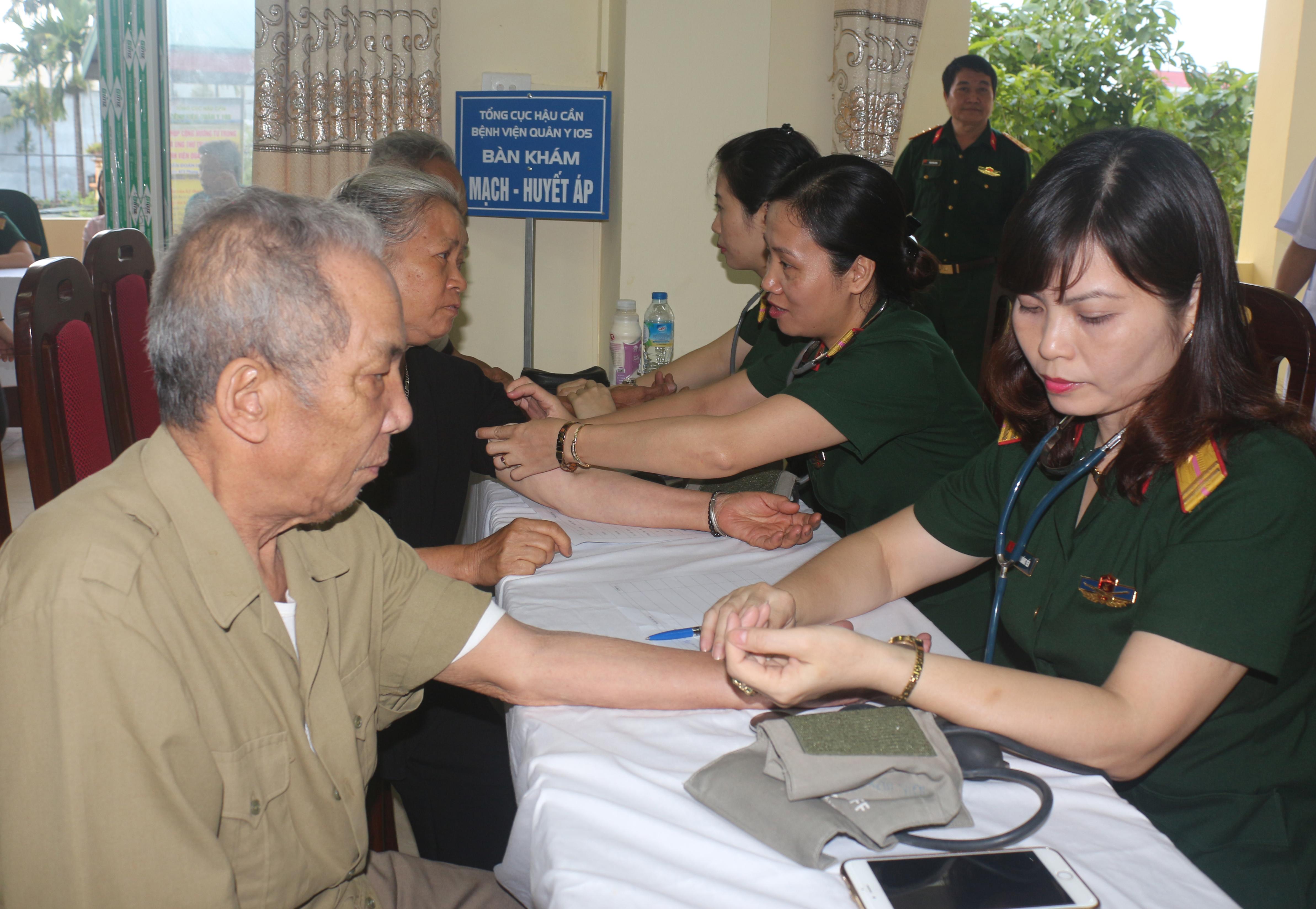 Cả nước chăm lo người có công