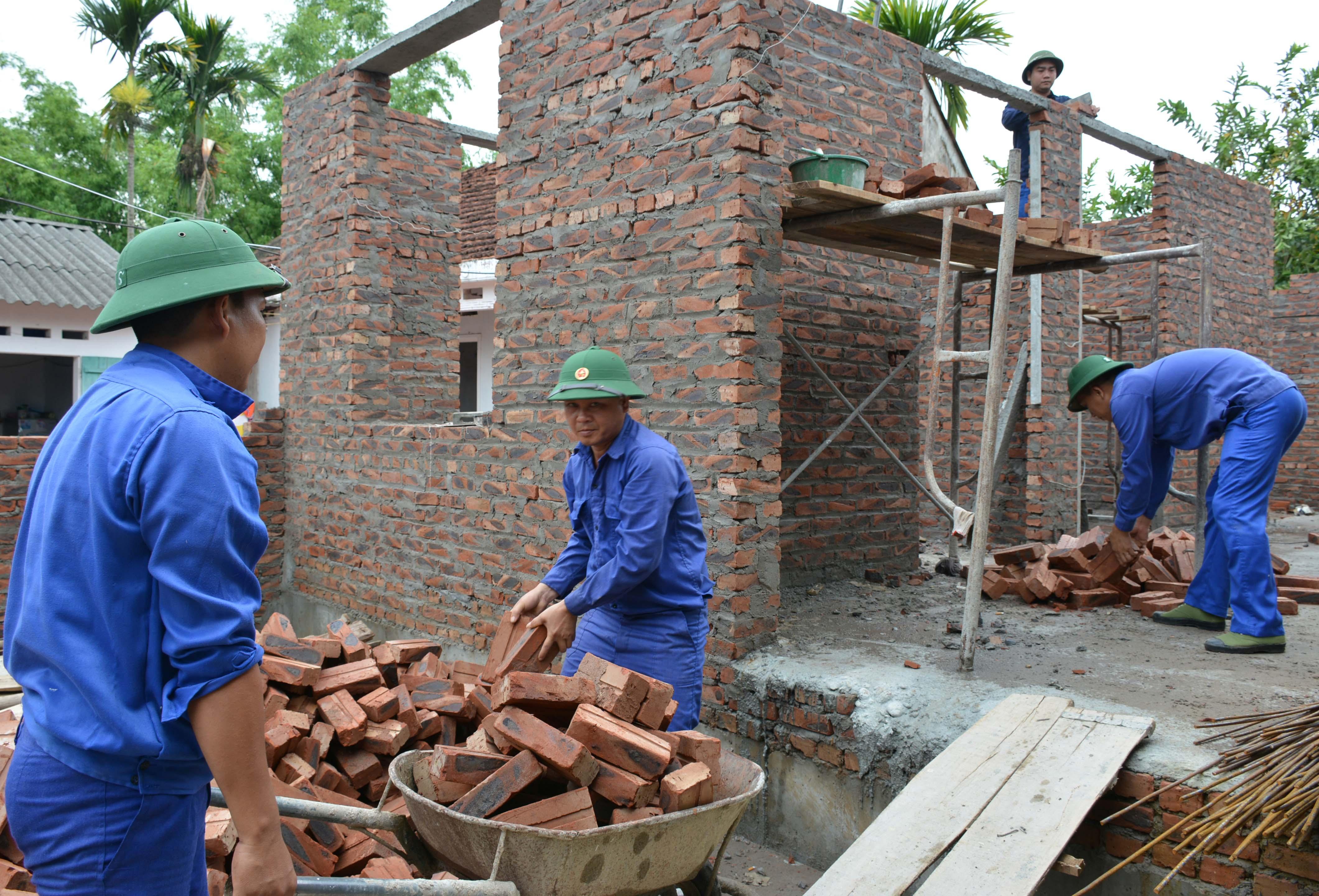 “Biệt đội” thi công nhà đồng đội

