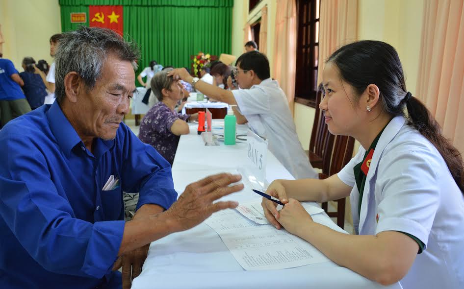 Bệnh viện Quân y 175 khám bệnh, tặng quà thương binh, gia đình liệt sĩ tỉnh Tiền Giang
