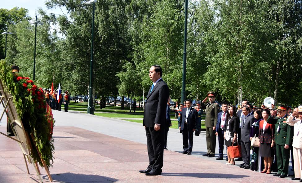 Chủ tịch nước Trần Đại Quang đặt lẵng hoa tại Tượng đài Chủ tịch Hồ Chí Minh