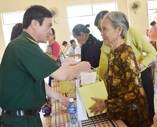 Cơ quan Tổng cục Chính trị thăm và tặng quà Mẹ Việt Nam anh hùng