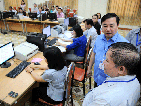 Nhiều giáo viên phải ăn ngủ tại trường để chấm thi kịp tiến độ