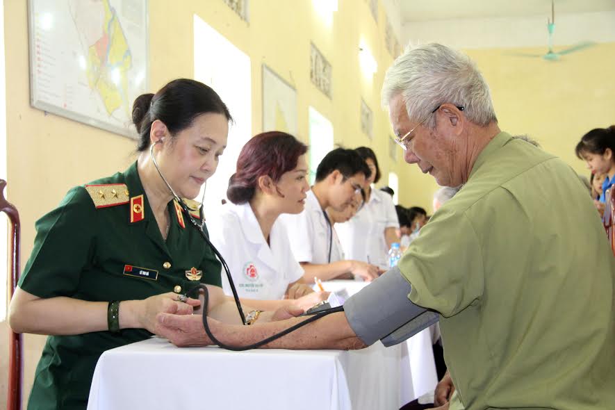 Bệnh viện Trung ương Quân đội 108 khám bệnh, cấp thuốc miễn phí, tặng quà người có công