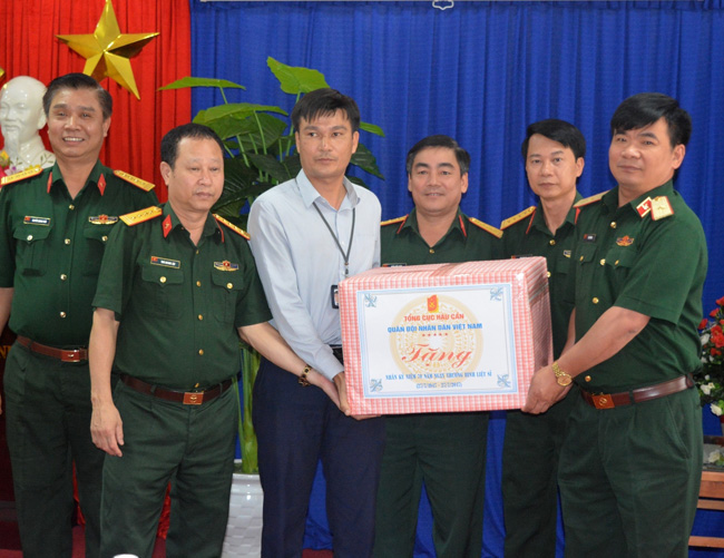 Tổng cục Hậu cần thăm, tặng quà Trung tâm phụng dưỡng người có công với cách mạng tại Đà Nẵng