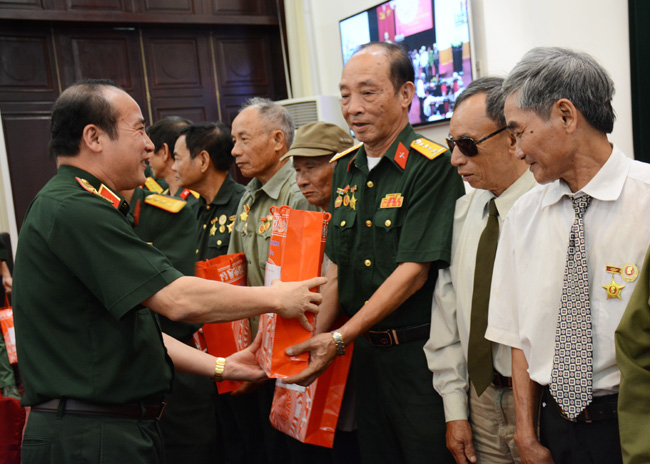 Bộ Quốc phòng gặp mặt Đoàn đại biểu người có công với cách mạng tỉnh Thái Bình và Trà Vinh