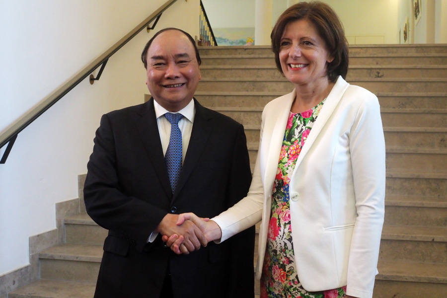 Thủ tướng Nguyễn Xuân Phúc gặp Chủ tịch Hội đồng Liên bang Đức, kiêm Thủ hiến bang Rai-lan Phan-xờ