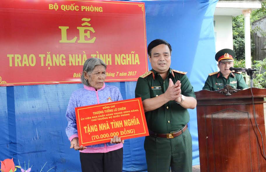 Bộ Quốc phòng trao tặng Nhà tình nghĩa cho thân nhân liệt sĩ ở Kon Tum
