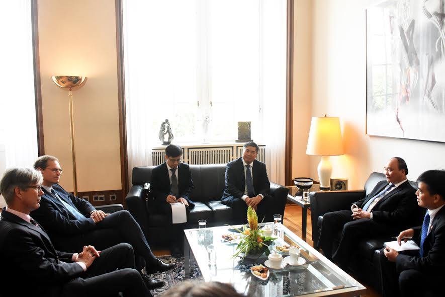 Thủ tướng Nguyễn Xuân Phúc gặp Thủ hiến bang kiêm Thị trưởng thủ đô Béc-lin Mi-cha-en Muy-lơ