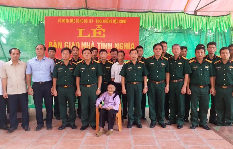 Lữ đoàn Đặc công bộ 113 trao tặng nhà tình nghĩa
