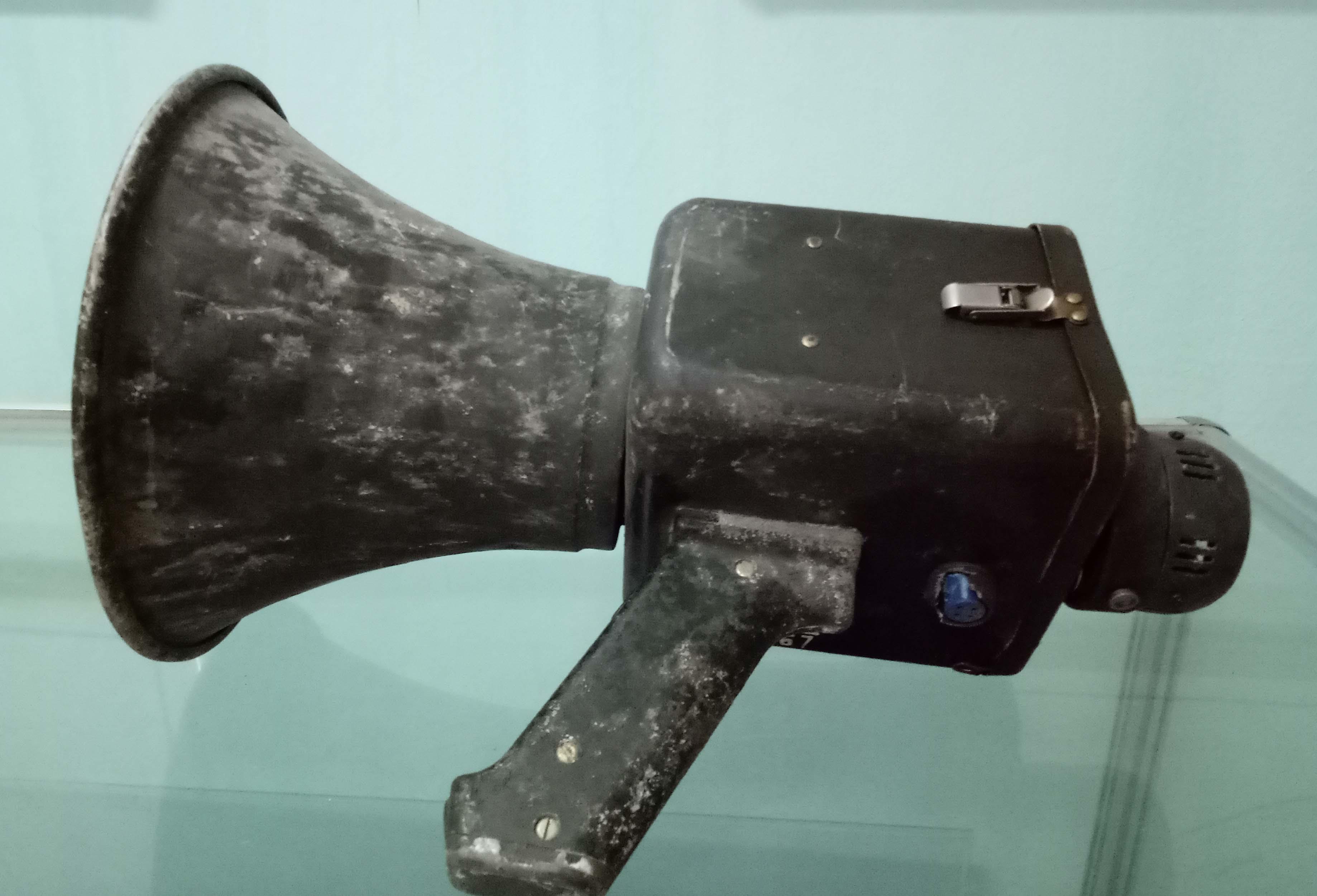 Chiếc loa tay “địch vận”