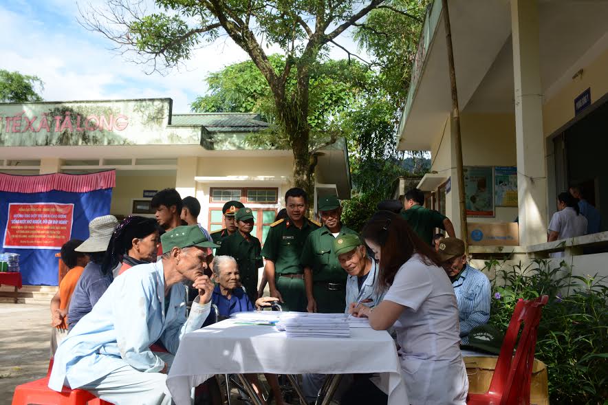 Tổng cục Hậu cần thăm, khám bệnh và tặng quà tại tỉnh Quảng Trị
