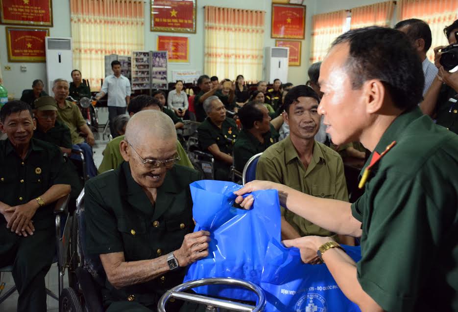 Bệnh viện Quân y 175 thăm và tặng quà các thương bệnh binh
