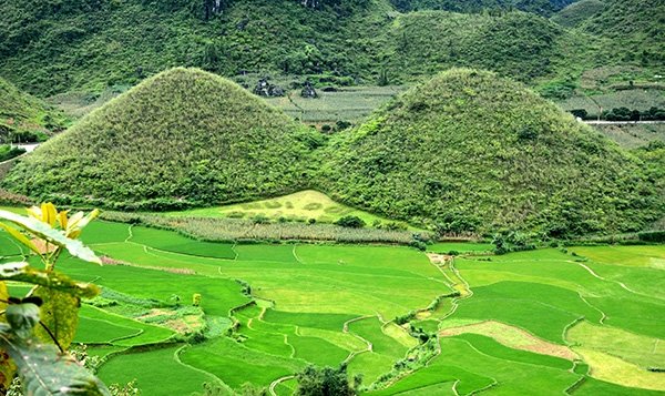 Núi đôi Quản Bạ.