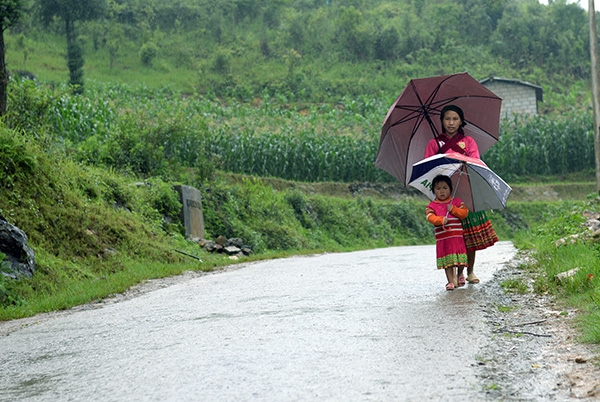 Bà con vùng cao đi chợ phiên.