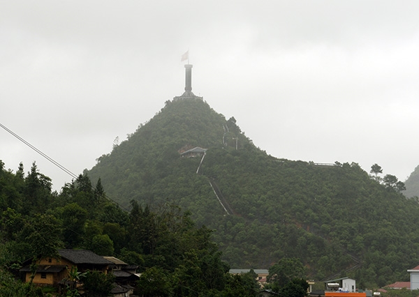 Cột cờ Lũng Cú thuộc xã Lũng Cú, huyện Đồng Văn, tỉnh Hà Giang.