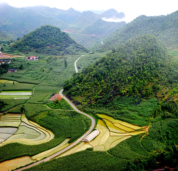 Quang cảnh nhìn từ Cột cờ Lũng Cú.