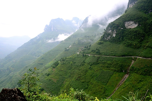 Đỉnh Mã Pí Lèng thấp thoáng trong sương sớm.