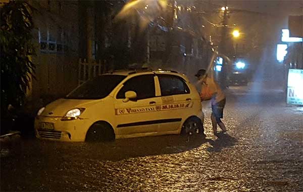 Hà Nội mưa to gây ngập úng nhiều tuyến phố