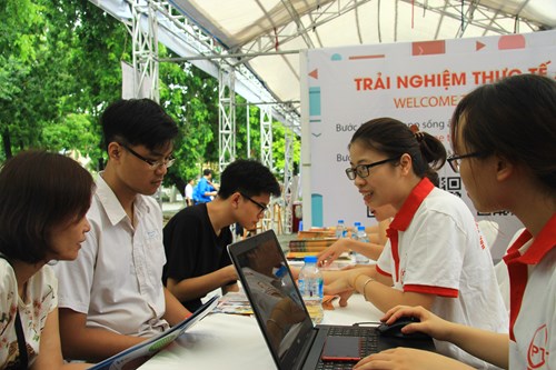 Sôi nổi ngày hội tư vấn xét tuyển ĐH, CĐ năm 2017