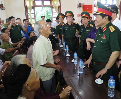 Đại tướng Ngô Xuân Lịch tiếp xúc cử tri; thăm, tặng quà đối tượng chính sách và trung tâm điều dưỡng thương binh tại tỉnh Hà Nam
