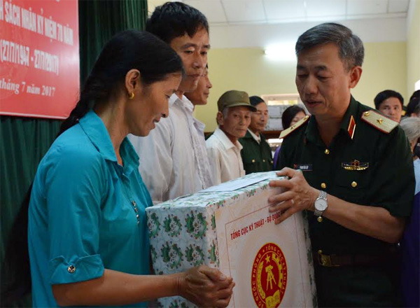 Tổng cục Kỹ thuật tặng quà người có công trên địa bàn tỉnh Nghệ An
