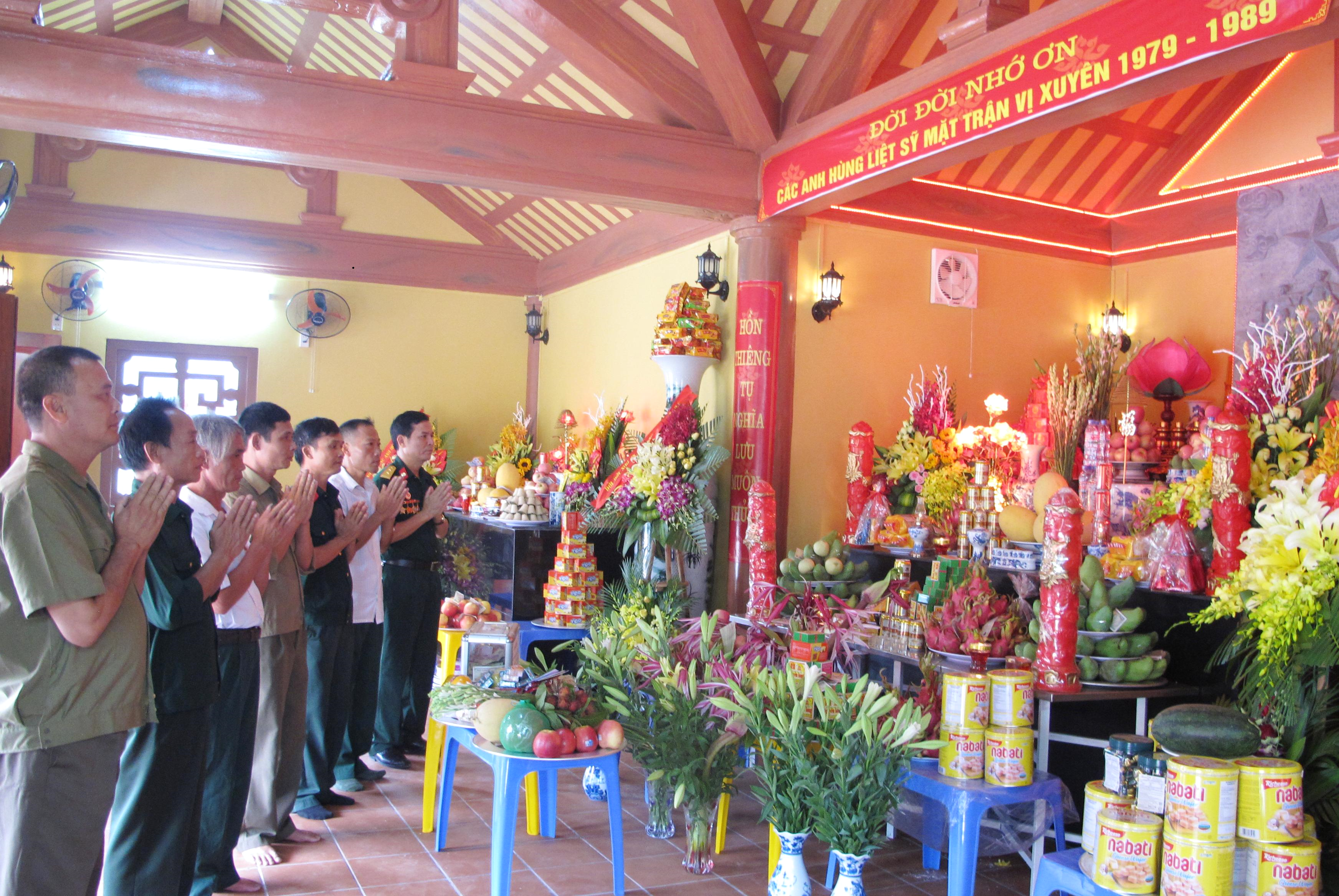 Dòng tên anh khắc vào đá núi…