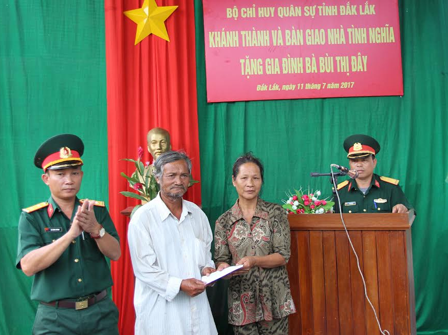 Tặng “Nhà tình nghĩa” cho gia đình chính sách
