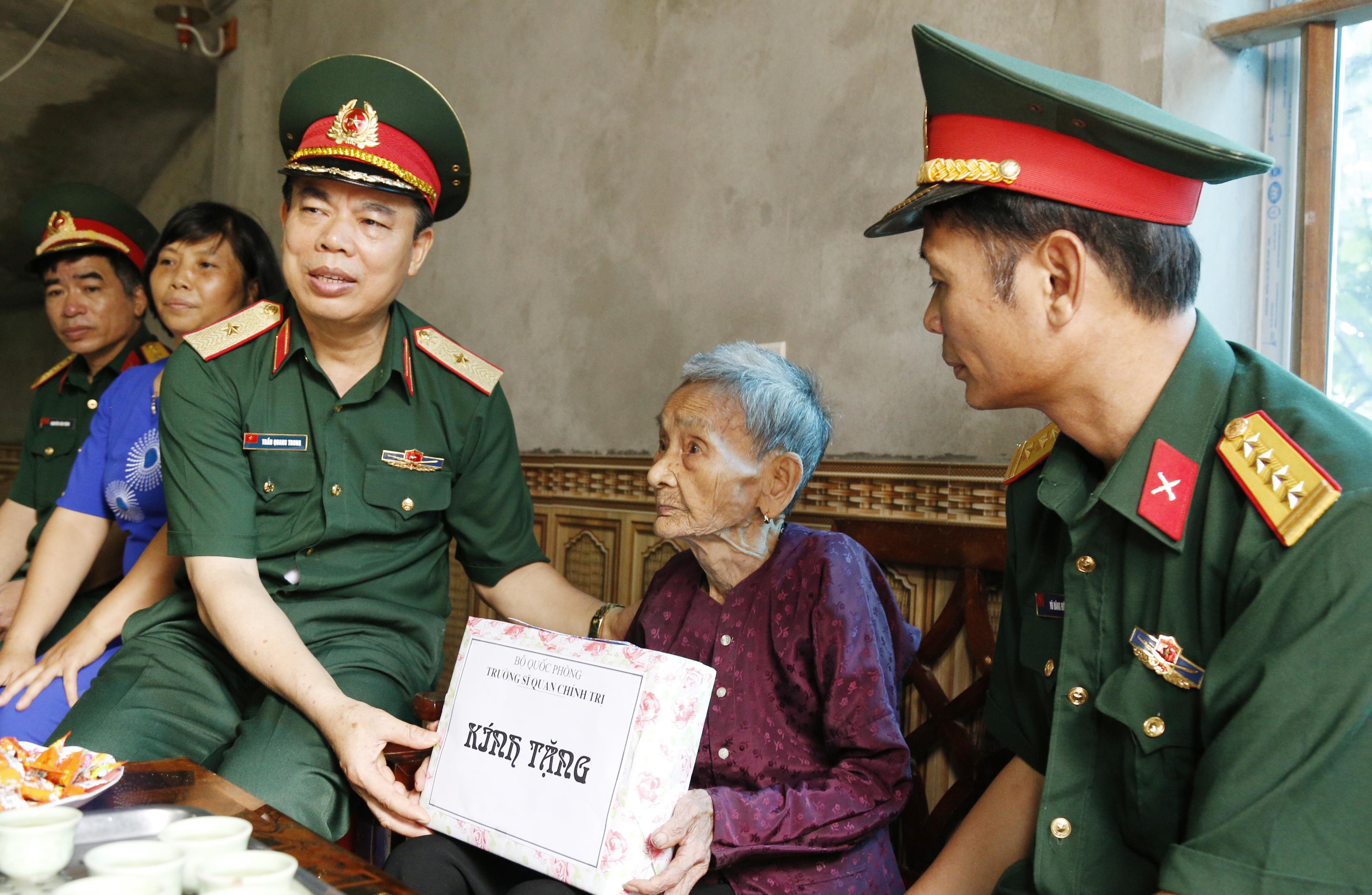 Áo xanh làm đẹp mùa hè tình nguyện