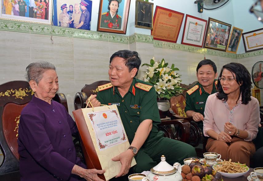 Đại tướng Ngô Xuân Lịch thăm, tặng quà các thương binh, bệnh binh và người có công
