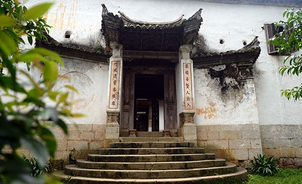 Dinh thự nhà họ Vương được xây dựng trên một gò đất trong thung lũng Sà Phìn, phía trước là ngọn núi có hình mâm xôi, xung quanh là các rặng núi cao, thuận lợi cho sinh sống và phòng thủ.