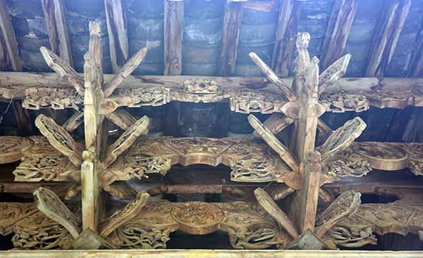 Phía dưới mái ngói được chạm khắc tinh xảo.