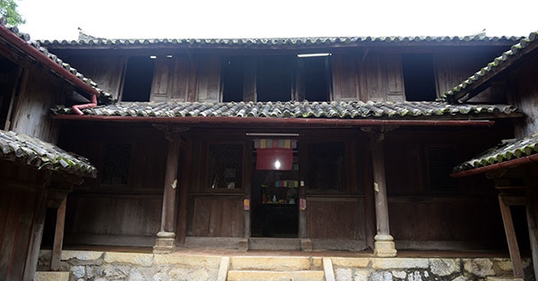 Dinh thự được xây dựng theo nhiều tiêu chí nhưng phải đảm bảo được chức năng phòng thủ vì vậy mà tường thành bao quanh là các phiến đá to, có xi măng gắn chặt.