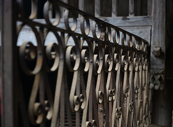 Lan can sắt với lối kiến trúc đặc trưng của Pháp.